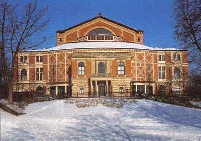 Das Festspielhaus in Bayreuth im Winter
